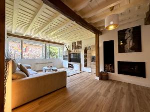 a living room with a couch and a fireplace at El Ansar de Daniela , Casa Rural in Treceño