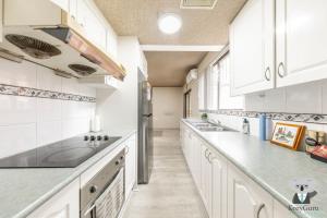 Η κουζίνα ή μικρή κουζίνα στο KozyGuru | Cabramatta | Spacious 3BR Townhouse