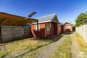 una casa con un letrero de la calle junto a una valla en Arriendo cerca Puerto Varas, en Puerto Montt