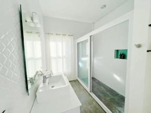 Ένα μπάνιο στο EDSR Villa