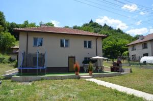 a house with a fence in the yard at Стаи за гости Мартинови in Zlatograd