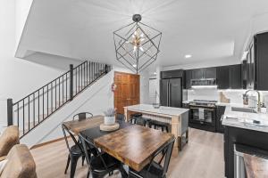 Gambar di galeri bagi Luxe Mountain- beautiful remodeled condo, pet friendly with community pool di McCall