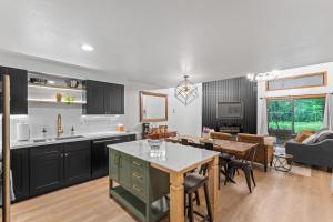 Gambar di galeri bagi Luxe Mountain- beautiful remodeled condo, pet friendly with community pool di McCall
