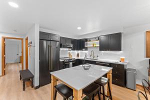 Gambar di galeri bagi Luxe Mountain- beautiful remodeled condo, pet friendly with community pool di McCall +27 gambar