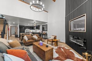 Χώρος καθιστικού στο Luxe Mountain- beautiful remodeled condo, pet friendly with community pool