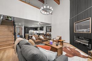 Χώρος καθιστικού στο Luxe Mountain- beautiful remodeled condo, pet friendly with community pool
