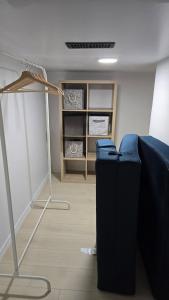 Una habitación con una fila de sillas azules y un armario. en 1BR Getaway Near Calypso - Cozy and Connected, 