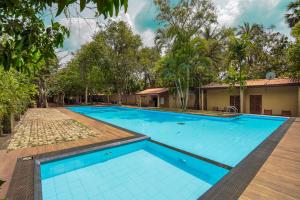 Bazén v ubytování Lavendish Country Resort nebo v jeho okolí