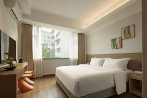 Yinxitang Aesthetic Life Courtyard Hotel Kuanzhai Alley People's Park Subway Station Branch房間的床