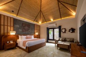 Postel nebo postele na pokoji v ubytování Tonys Villas & Resort Seminyak - Bali