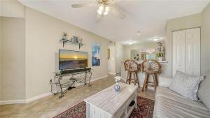 Μια τηλεόραση ή/και κέντρο ψυχαγωγίας στο 1 BR Bayou Breeze Sarasota Condo