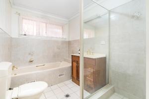 Ένα μπάνιο στο Large Kelso Family Home - Flexible Bedding