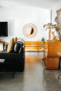 Posezení v ubytování Architectural Home in Hobarts North + 48 fotografií