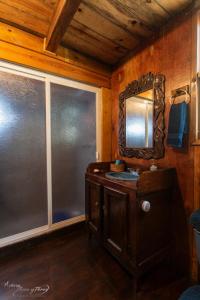 a bathroom with a mirror and a sink at Cabaña Vista al Cielo - Cabañas Terrazul in Pinal de Amoles