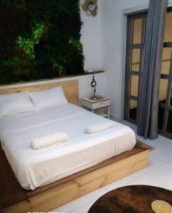 una camera da letto con un letto con due asciugamani sopra di Le Dhow a Moroni