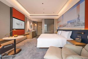 una camera d'albergo con un letto e un divano di Foshan Jifeng International Hotel a Foshan