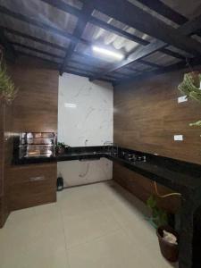 a room with a kitchen with a counter top at Casa linda em Goianésia! in Goianésia
