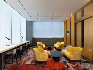 ソウルにあるibis Ambassador Seoul Insadong-Newly renovated in 2025の黄色の椅子とテーブルのある会議室