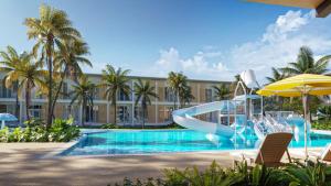 une piscine avec toboggan dans un complexe hôtelier dans l'établissement Longlay Resort Rayong ล่องเล รีสอร์ท ระยอง, à Ban Tha Fat
