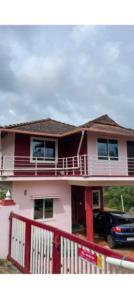 ein Haus mit einem davor geparkten Auto in der Unterkunft Holiday cottage in Madikeri