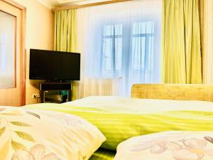 TV/trung tâm giải trí tại Апартаменты на Богомольца +2 ảnh