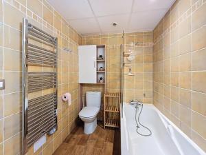 a bathroom with a toilet and a bath tub at Studio au calme, piscine, animaux admis, climatisation, Var - FR-1-779-17 in Callian