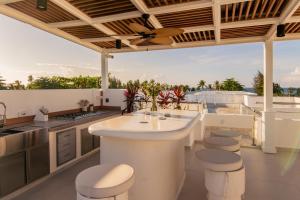 Balkón nebo terasa v ubytování New Beachfront Penthouse