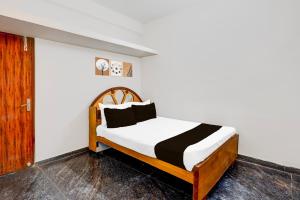 Postel nebo postele na pokoji v ubytování Hotel O Eswar Residency Avadi