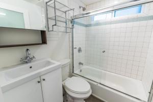 Phòng tắm tại Modern Oceanview Tri-Level Condo Steps From The Beach By Beachview Rentals +32 ảnh