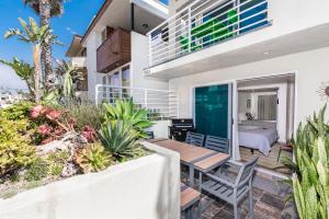 Ban công/sân hiên tại Modern Oceanview Tri-Level Condo Steps From The Beach By Beachview Rentals