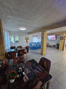 Μια τηλεόραση ή/και κέντρο ψυχαγωγίας στο La Marian Pescarul