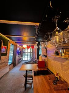 沃尔托普Tiny House的客厅里有一张桌子和一张沙发