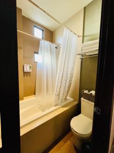 a bathroom with a toilet and a shower at Loft apartment in the north area in Chihuahua +13 photos