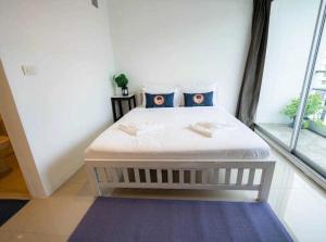 En eller flere senge i et værelse på RQ Bangkok Sukhumvit 50 by Collection O