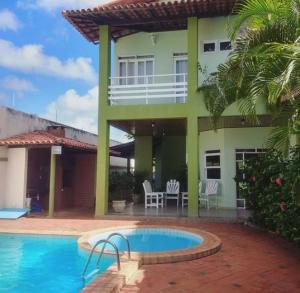 拉巴拉德纳圣米格尔Casarão Com 3 suítes, 2 quartos, Piscina, Praia Perto的一栋房子前面有游泳池