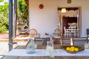 Una mesa con un bol de limones encima. en holidaysora Taormina - il giardino di Graziella, en Taormina