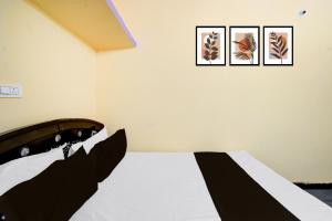 Una cama o camas en una habitación de Hotel O Lucky