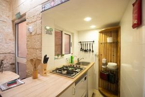 Kuhinja ili čajna kuhinja u objektu Sliema Heritage Townhouse Steps to Promenade, August Special Deal
