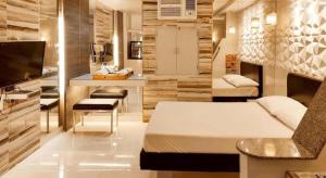 One Serenata Hotel General Trias في Rosario: غرفة بسرير وتلفزيون وأريكة +170 صورة