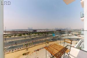 uma vista de uma estação de trem com um banco de madeira em Chic 1BR with Canal View no Dubai