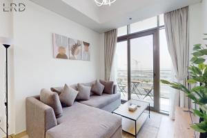 Uma área de estar em Chic 1BR with Canal View