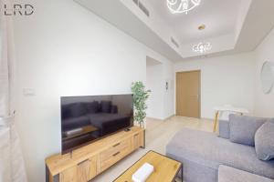 Uma televisão e/ou sistema de entretenimento em Chic 1BR with Canal View