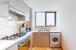 uma cozinha com um fogão e uma máquina de lavar e secar roupa em Chic 1BR with Canal View no Dubai mais 7 fotografias