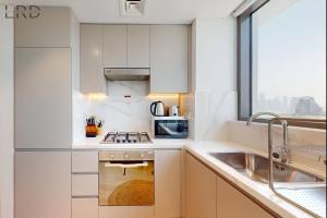 uma cozinha com pia e fogão forno superior em Chic 1BR with Canal View no Dubai