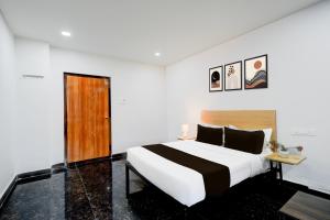 Postel nebo postele na pokoji v ubytování Super Hotel O VEDHANSHI HOTELS BHONGIRI.