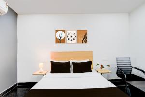 Postel nebo postele na pokoji v ubytování Super Hotel O VEDHANSHI HOTELS BHONGIRI.