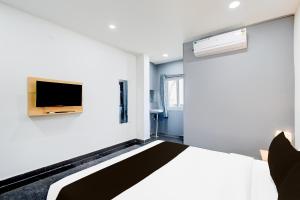 Postel nebo postele na pokoji v ubytování Super Hotel O VEDHANSHI HOTELS BHONGIRI.