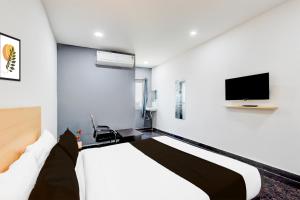TV a/nebo společenská místnost v ubytování Super Hotel O VEDHANSHI HOTELS BHONGIRI. + 21 fotografií