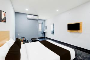 TV a/nebo společenská místnost v ubytování Super Hotel O VEDHANSHI HOTELS BHONGIRI.