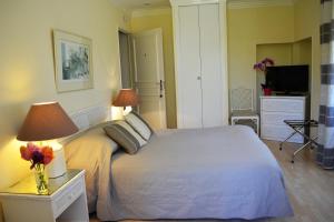 Un dormitorio con una cama y una mesa con flores. en Domaine de la Reposée, en Fermaincourt